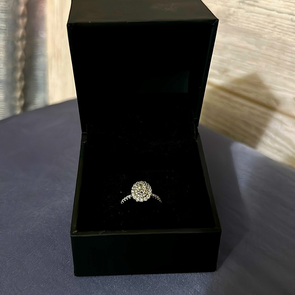 Neil Lane Oval shaped engagement ring 7/8ct tw 14k white gold. 
Size 5